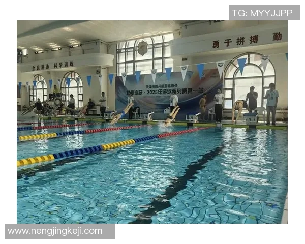 水中梦幻舞动 激扬青春 游泳体育表演会精彩纷呈